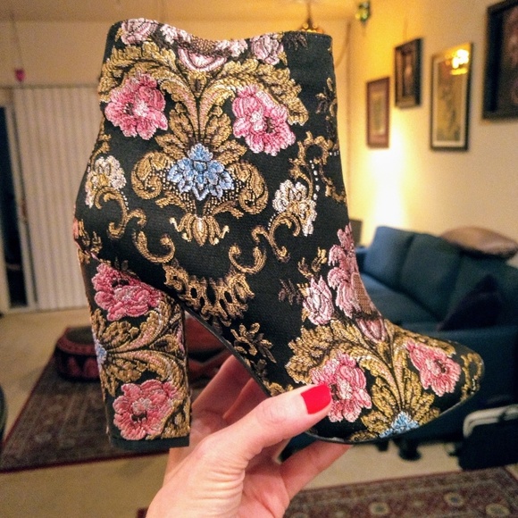 Shoe Dazzle Shoes - Block Heel Bootie